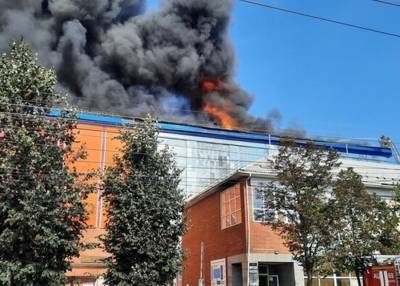 Кровля пятиэтажного здания загорелась в Калуге на площади 2,1 тыс кв м