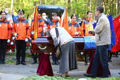 Писателя Владислава Крапивина похоронили на Широкореченском кладбище Екатеринбурга