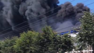 Спасатели эвакуируют людей из горящего бизнес-центра в Калуге (видео)