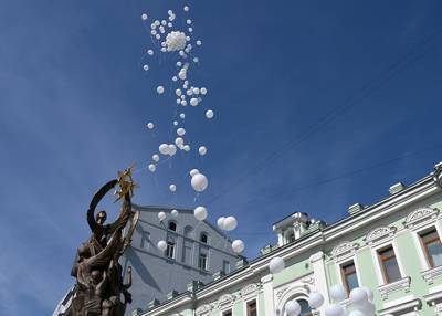 В небо над Москвой выпустили 334 белых шара в память о жертвах Беслана