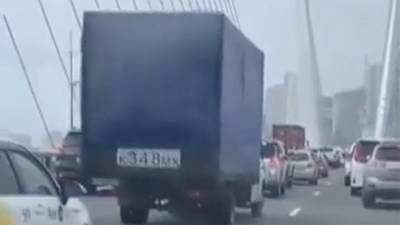 Очевидцы опубликовали видео с раскачиваемыми ветром грузовиками во Владивостоке