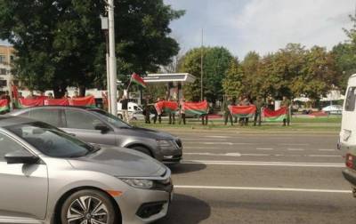 В Минске военные с флагами закрыли цепь солидарности