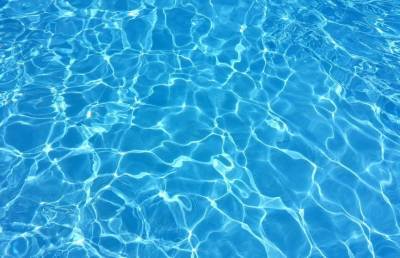 Трехлетняя девочка упала в бассейн и едва не утонула – ее спасла девятилетняя пловчиха