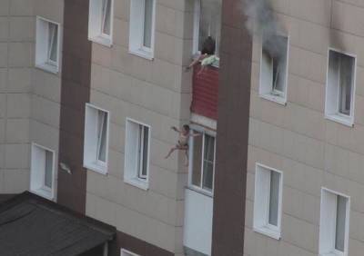 В Новосибирске мигранты спасли двоих детей из пожара, растянув ковер под окнами
