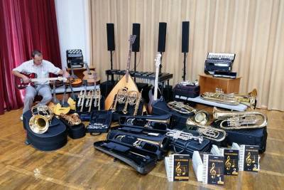 В Курганинске детская школа искусств получила новые духовые и струнные инструменты