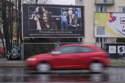 В Польше вспыхнул скандал с билбордами, на которых депутат показывает «фак»