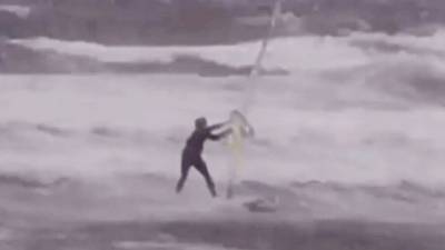 Виндсёрфер в бушующем море и летающие крыши: очевидцы публикуют видео с тайфуном «Майсак» в Приморье