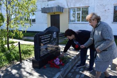 Машинисту, который первым привел поезд по "Коридору смерти" в Ленинград, поставили памятник в Синдоре