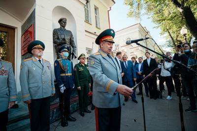 В Екатеринбурге открыли композицию о преемственности поколений военных
