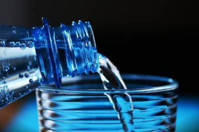 Опасная жидкость: диетолог объяснила, почему не стоит пить воду из бутылок