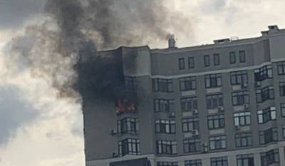 Мощный пожар вспыхнул в киевской многоэтажке возле посольства: первые кадры ЧП