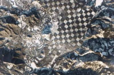 Кто создал гигантскую шахматную доску, которую видно из космоса (3 фото)