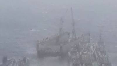 Во Владивостоке из-за ураганного ветра сорвало со швартов плавучий док