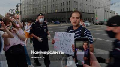 Суд оштрафовал корреспондента “Ъ” за пикет в поддержку Сафронова