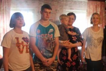Следователи СК России пришли к многодетной семье из Устюжны с подарками