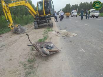 Водитель на экскаваторе сбил насмерть пенсионера в Ферганской области
