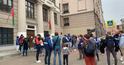 Журналисты собрались у здания МВД Белоруссии ради задержанных коллег