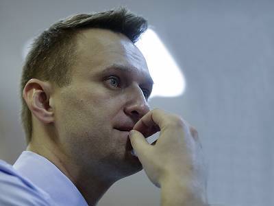 Создатель "Новичка": Навального могли отравить через одежду. Яд в чае убивает сразу