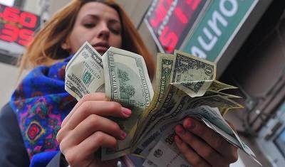 Россияне продолжают скупать иностранную валюту в российских банках