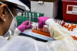 Коронавирус в мире: минздрав США велел готовиться к "предвыборной" вакцинации