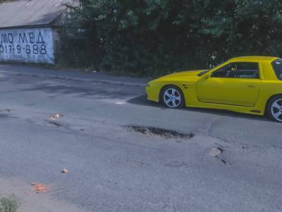 Под Днепром водитель Toyota порвал два колеса на «убитой» дороге