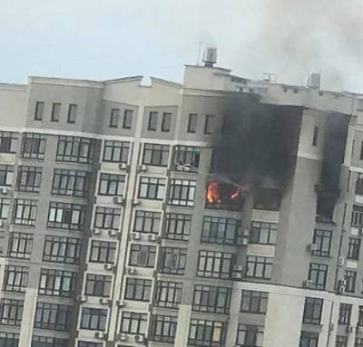 В столице горит многоэтажка: женщина спасается стоя на кондиционере (ВИДЕО)