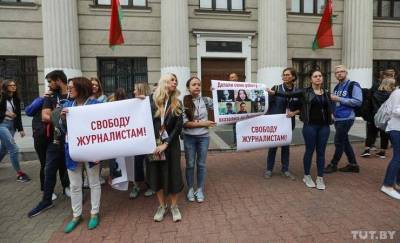 В Минске журналисты проводят акцию в поддержку задержанных коллег — фото, видео