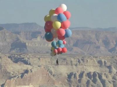 Американский фокусник пролетел на высоте 7600 метров на связке из 52 гелиевых шаров