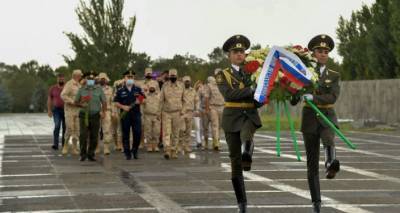 Российские военнослужащие возложили цветы к Вечному огню в "Цицернакаберде"