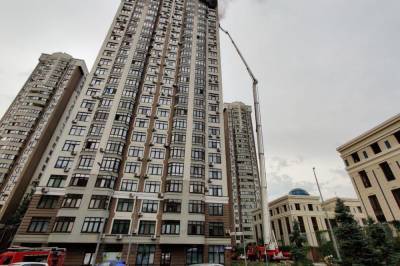 В Киеве возле посольства США вспыхнул пожар в многоэтажке, есть жертва