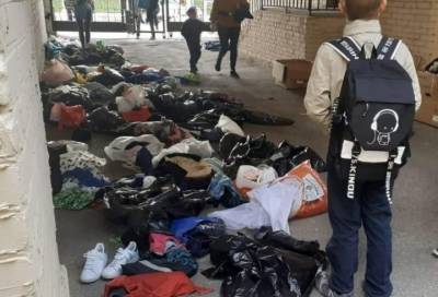 Ученики одной из школ Петербурга нашли свои забытые вещи на улице