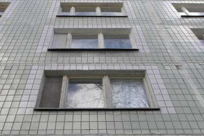 Годовалый ребенок упал с 6 этажа дома в Москве