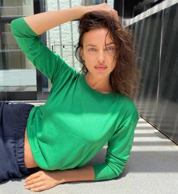 Российская супермодель Ирина Шейк прогулялась по Нью-Йорку в мини-шортах