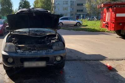 Смоленские пожарные дважды за сутки выезжали тушить горящие автомобили