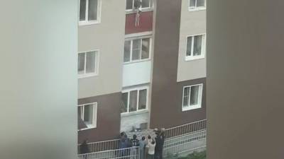 Полет с третьего этажа: в Новосибирске чудом спасли детей от пожара
