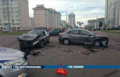 Lada не уступила дорогу и врезалась в Peugeot в Минске