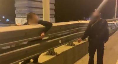"Дайте прокурора!": ярославец залез на перила Юбилейного моста