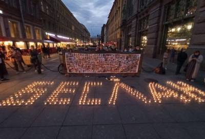 На Малой Садовой зажгли свечи в память о жертвах трагедии в Беслане