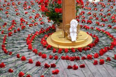 В Беслане около 7 тысяч человек почтили память жертв теракта 2004 года