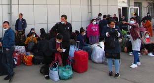 Порядка 700 жителей Узбекистана отправились домой с вокзала в Волжском