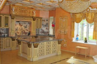 Под Новокузнецком продают пятиэтажный «исторический замок» за 60 млн рублей
