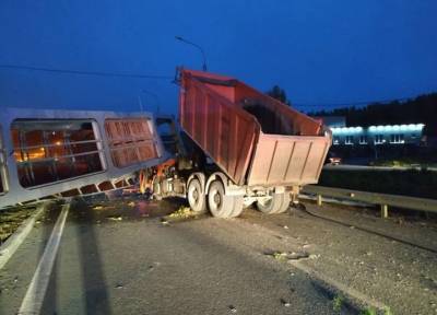 Поднятый кузов снес мост и убил водителя: подробности ЧП на трассе М5 «Урал» в Екатеринбурге
