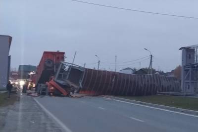 В Екатеринбурге из-за упавшего моста погиб водитель КАМАЗа