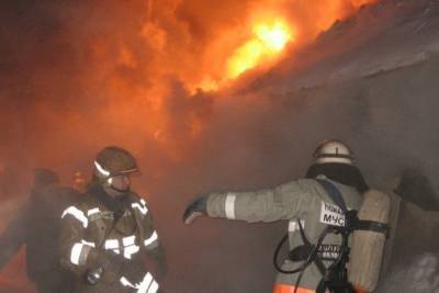 В Ивановской области загоревшееся ночью здание тушили 26 человек