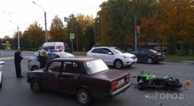 В Новочебоксарске мотоциклистку увезли на реанимации после столкновения с "семеркой"