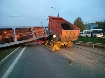В Свердловской области надземный переход рухнул на КамАЗ: водитель погиб