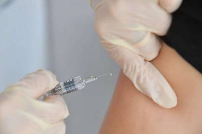 Можно ли заниматься спортом при вакцинации против коронавируса, рассказал вирусолог