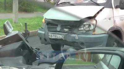 Видео: мотоциклист попал под грузовик на проспекте Стачек