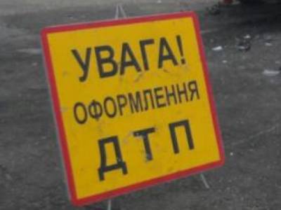 На Березняках в Киеве на повороте столкнулись иномарка и внедорожник