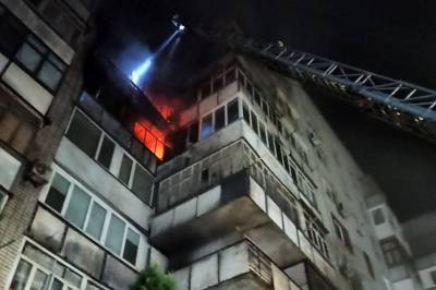 Под Днепром загорелась многоэтажка: огонь охватил сразу три этажа, кадры